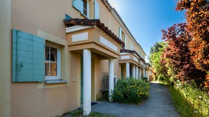 A row of traditional-style buildings with a narrow pathway between them. - La Cabre d'Or - Duplex climatisé (Cabriès)