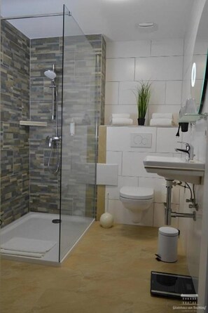 Dusche, Haartrockner, Handtücher, Seife