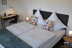 1 غرفة نوم وخزنة داخل الغرفة ومكتب ومكواة/لوح كي