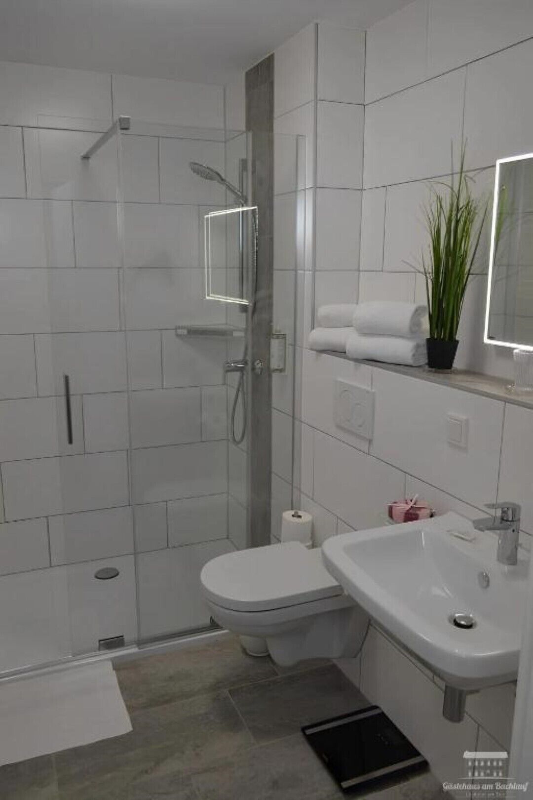 Douche, sèche-cheveux, serviettes fournies, savon