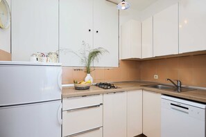 Réfrigérateur, four à micro-ondes, surface de cuisson, lave-vaisselle