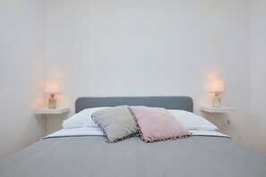2 bedrooms, iron/ironing board, bed sheets