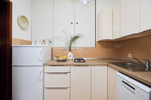 Refrigerador, microondas, placa de cocina, lavavajillas