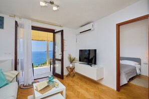 2 bedrooms, iron/ironing board, bed sheets