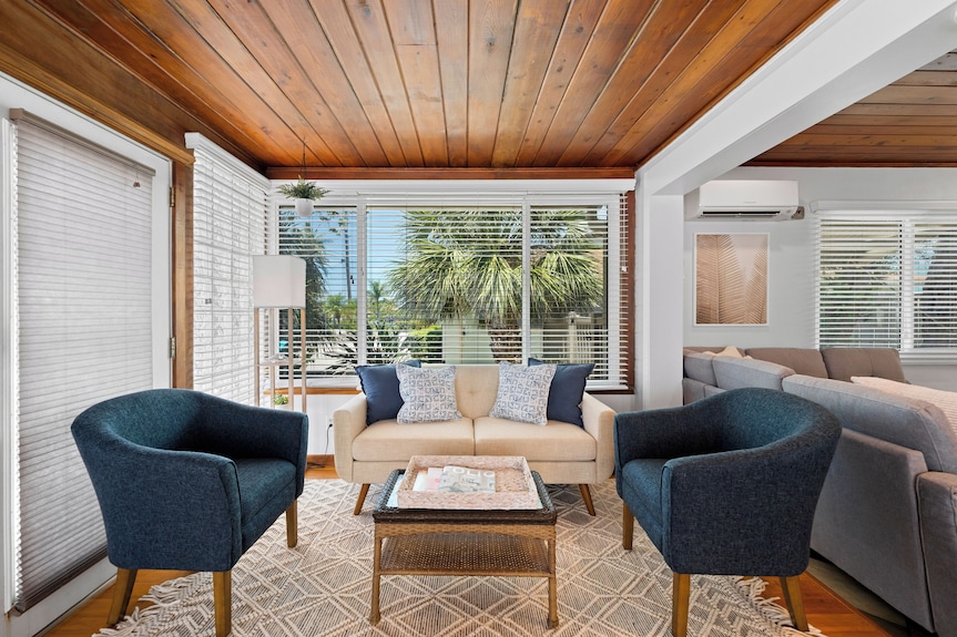 Beautiful Nokomis Beach Cottage. Walk To Beach W/tranquil & Private Patio - Venice, FL