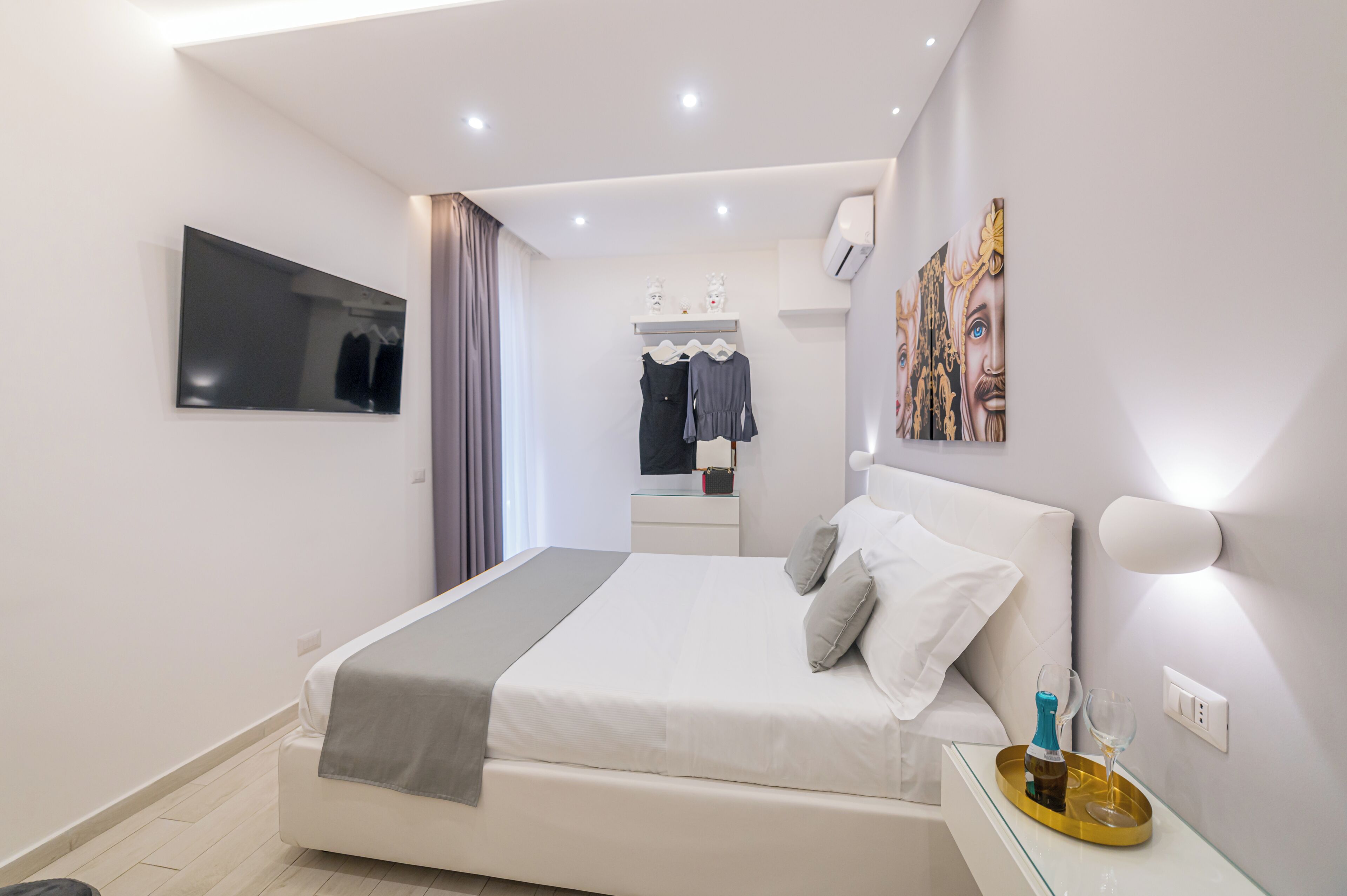 Deluxe-Zimmer, 1 King-Bett, Balkon, Blick auf den Innenhof | 1 Schlafzimmer, Zimmersafe, Schreibtisch, kostenloses WLAN