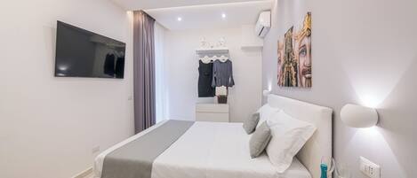 Deluxe-Zimmer, 1 King-Bett, Balkon, Blick auf den Innenhof | 1 Schlafzimmer, Zimmersafe, Schreibtisch, kostenloses WLAN