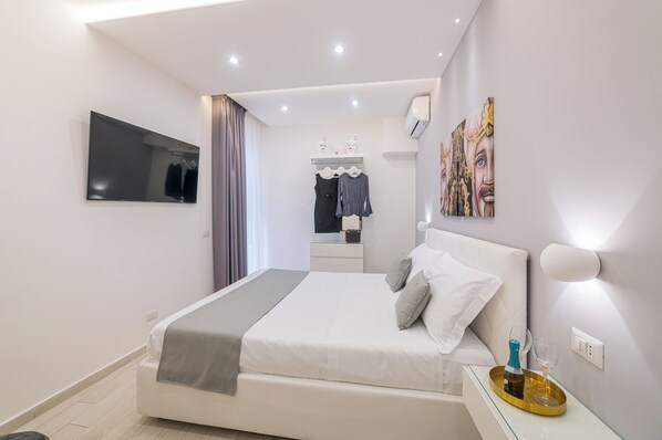 1 habitación, caja de seguridad en la habitación y escritorio 