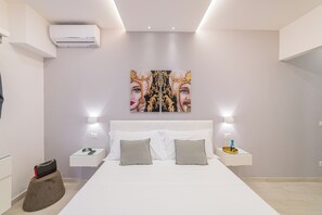 Habitación Deluxe, 1 cama King size, balcón, vista al patio | 1 habitación, caja de seguridad en la habitación y escritorio 