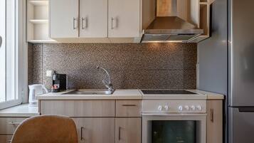 Køleskab, ovn, kaffe-/temaskine, elkedel