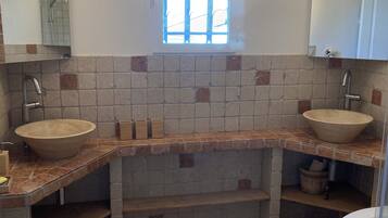 Sèche-cheveux, serviettes fournies, savon, shampoing