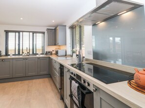 Fridge, electric kettle, toaster, cookware/dishes/utensils - Oak Tree House, 1 Homestead Gardens (Great Yarmouth)