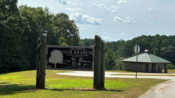 Un panneau d’accueil pour Gum Branch, un centre de loisirs et un lieu d’organisation de tournois situé à Hartwell, en Géorgie.