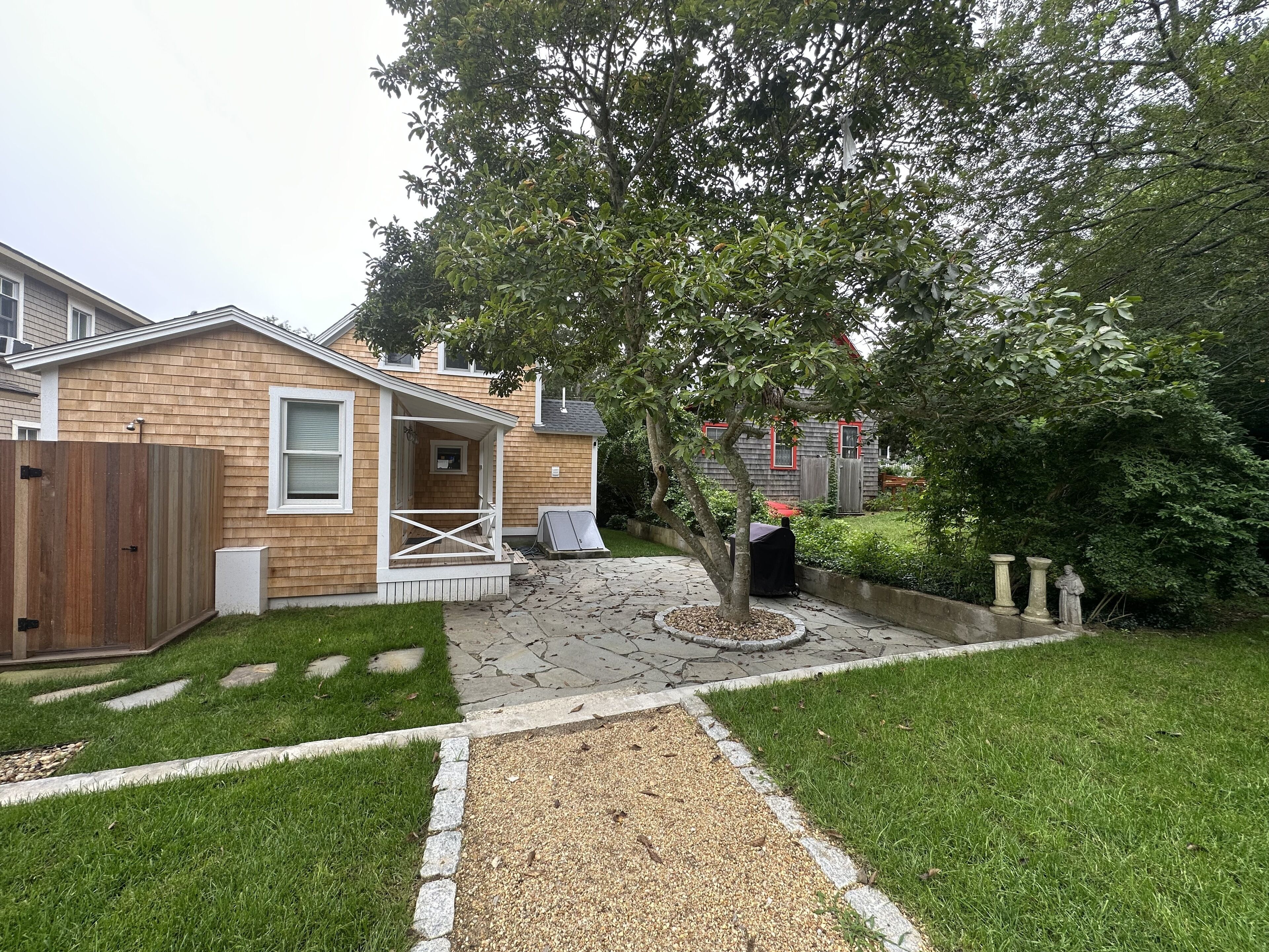 5 minute walk to Oak Bluffs Town, AC, WiFi, new renovation, pet friendly