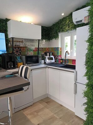 Kylskåp, mikrovågsugn, diskmaskin och kaffe- och tebryggare