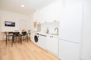 Réfrigérateur, micro-ondes, plaque de cuisson, lave-vaisselle
