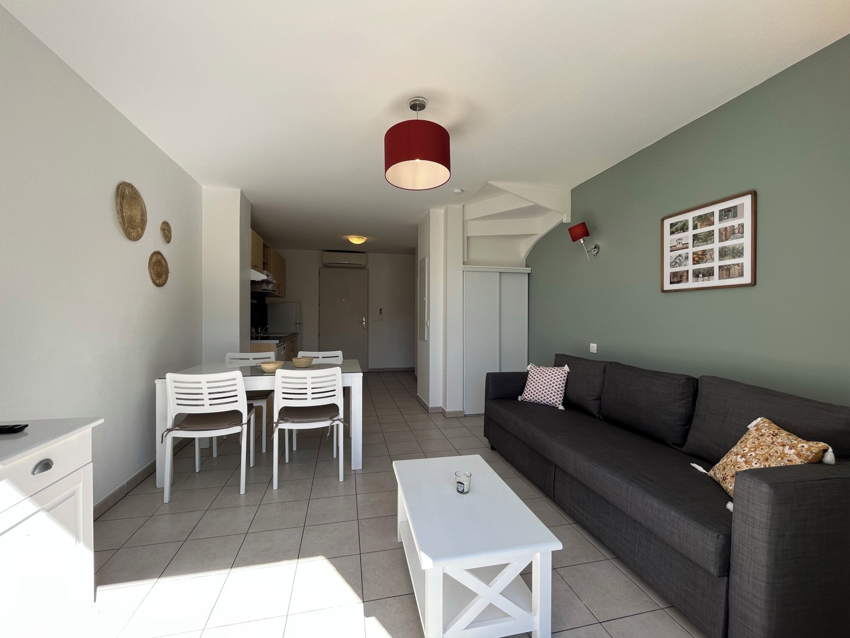 Maison deux chambres | Coin séjour | Télévision à écran plat