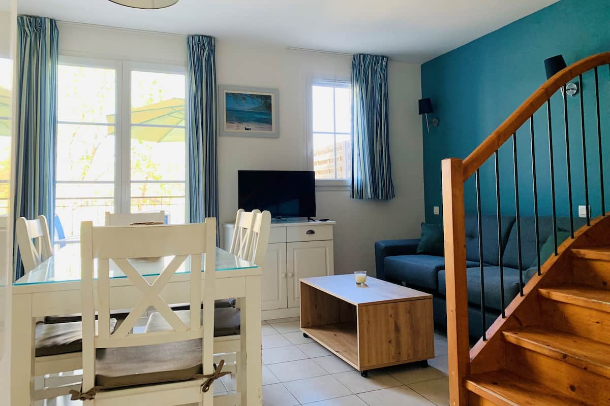 Maison trois chambres | Living area | Flat-screen TV