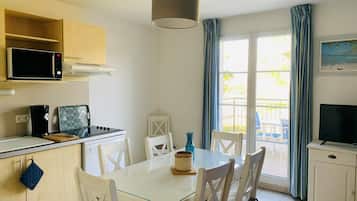 Maison trois chambres | Private kitchen | Full-size fridge, microwave, stovetop, dishwasher