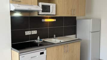 Maison deux chambres | Private kitchen | Full-size fridge, microwave, stovetop, dishwasher