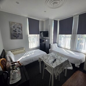 1 bedroom, iron/ironing board, WiFi (free), bed sheets - Budget ground floor studio 1 (Norfolk)
