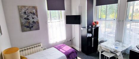 1 dormitorio, tabla de planchar con plancha, wifi gratis y ropa de cama