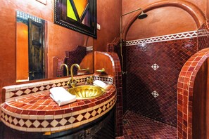 Shower, hair dryer, towels, soap - Riad Full Moon (Marrakech)
