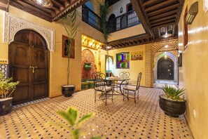 Family dining - Riad Full Moon (Marrakech)