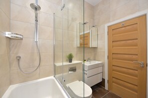 City Apartment | Bathroom | Free toiletries, hair dryer, towels, soap
