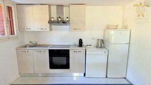 Una cocina moderna con electrodomésticos de acero inoxidable, horno empotrado y lavavajillas.
