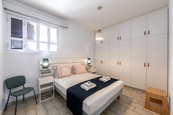 2 bedrooms, iron/ironing board, free WiFi, bed sheets