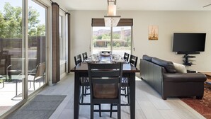 Nhà Cao cấp, 3 phòng ngủ, sân hiên, quang cảnh núi | Khu vực ăn uống tại phòng