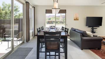 Luxury House, 3 Bedrooms, Patio, Mountain View | In-room dining