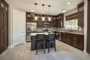 Luxe huis, 3 slaapkamers, terras, uitzicht op bergen | Privékeuken | Een koelkast met diepvriezer, een microgolfoven, een oven