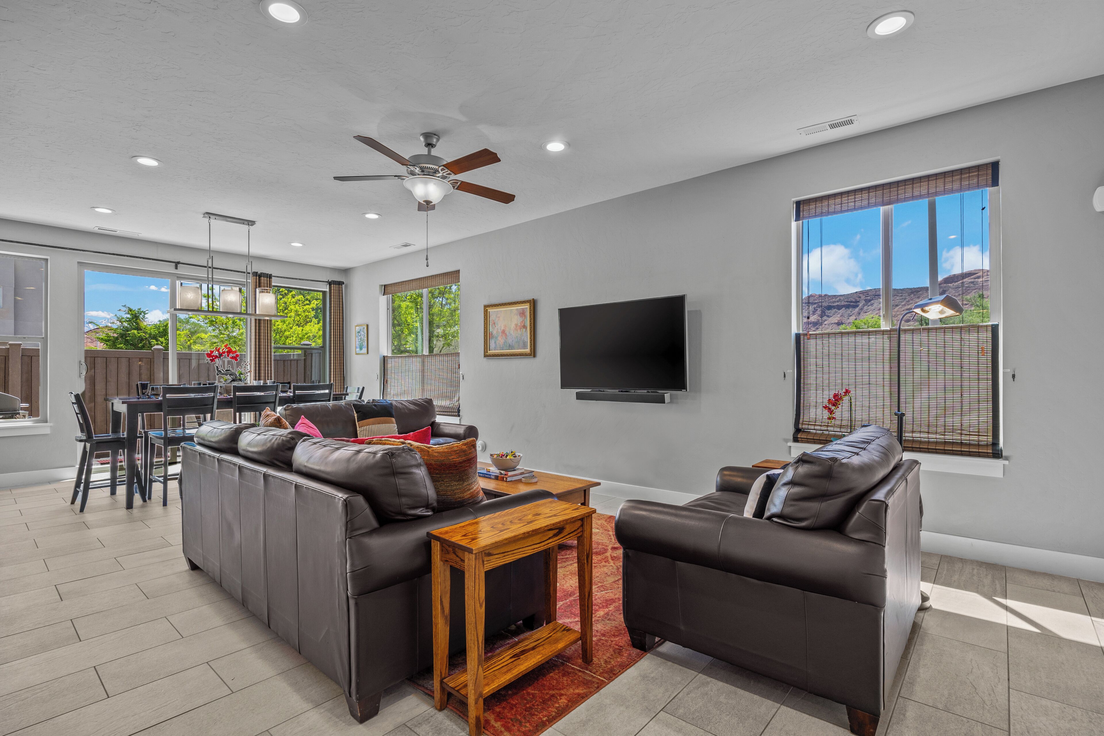 Luksushus, 3 soverom, terrasse, fjellutsikt | Oppholdsområde | LED-TV, Netflix, Hulu og strømmetjenester