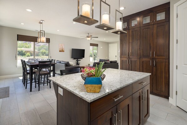 Luxe huis, 3 slaapkamers, terras, uitzicht op bergen | Privékeuken | Een koelkast met diepvriezer, een microgolfoven, een oven