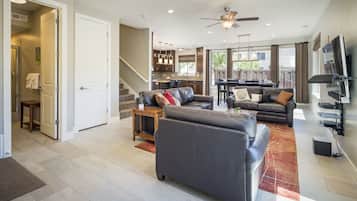 Casa de lujo, 3 habitaciones, patio, vistas a la montaña | Zona de estar | Una televisión LED, Netflix, Hulu, servicios de streaming