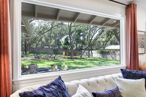 Smart TV - 2 Kings~1 Queen w/ Big Backyard+Fire Pit/
10 min's to Med Center/Airport/6 Flags (San Antonio)