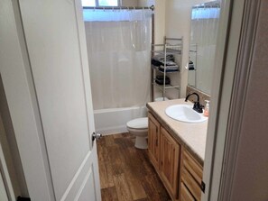 Handtücher, Seife, Shampoo, Toilettenpapier