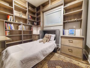 3 bedrooms, desk, iron/ironing board, travel crib