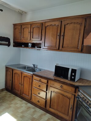 Microwave, oven, coffee/tea maker, cookware/dishes/utensils