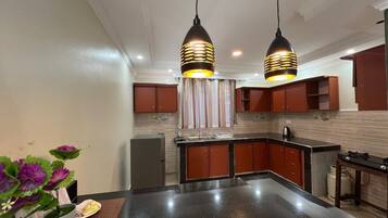 Frigorífico, microondas, placa de cocina y hervidor eléctrico