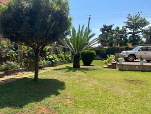 Property grounds - Del Cielo Apartment Hotel Entebbe (Entebbe)