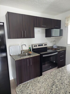 Mikrobølgeovn, ovn, kokeplater og kaffetrakter/tekoker