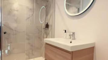 Douche, sĂšche-cheveux, serviettes fournies, savon