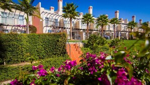 Un hôtel à l’architecture moderne, doté d’une cour intérieure agrémentée de palmiers et d’un jardin bien entretenu où s’épanouissent de magnifiques fleurs.