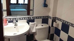 三人房 | 浴室 | 免費盥洗用品、吹風機