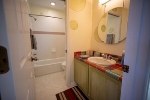 Hair dryer, towels, toilet paper - The Sleepy Manatee (St. Augustine)