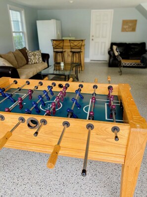 Living area - Creek Haven Hideaway! 5-acre creekside yard, mins to the beach with gameroom (Wilmington)