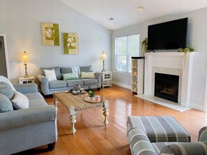 Living area - Creek Haven Hideaway! 5-acre creekside yard, mins to the beach with gameroom (Wilmington)